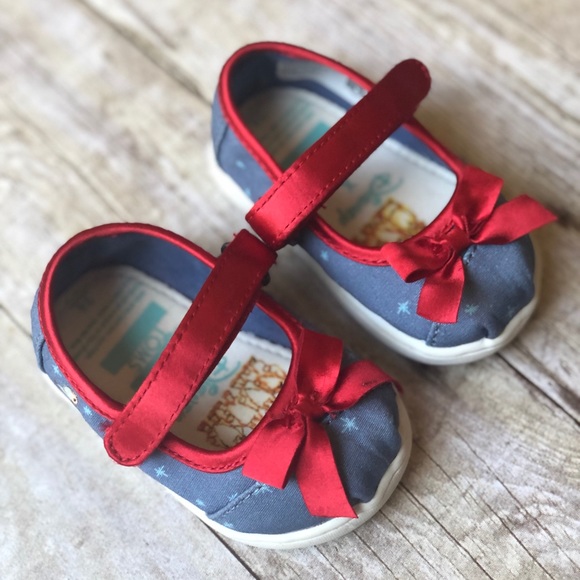 Toms Other - Disney TOMS T4 Snow White beautiful red satin bows